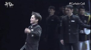 [VIDEO] 191201 Durante el Musical del ejército: "Return" (el regreso) #Xiumin se estaba quedando sin tiempo cuando lo llamaron para despedirse de #EXO-L ____________________________ [VIDEO] 191201 Xiumin running out when it was his turn for the Curtain Call for the Military Musical "Return" Look at how happy he was waving to EXO-Ls in the Venue Crédito. Bunnymyeon Compartido por EXO Latinoamérica 🌺Fio🌺 | EXO Latinoamérica