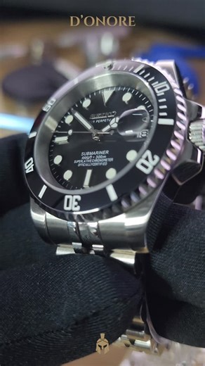 D'Onore | MODS for men on Instagram: "Material de primeira, acabamento de mestre. SEIKO MOD | Submariner Black • Movimento Automático Seiko NH35 • Caixa em aço 316L 40mm • Caixa 13,6mm de espessura • Caseback transparente • Coroa e Caseback rosqueadas • Pulseira Jubilee em Aço 316L • Mostrador Preto Metálico • Vidro Safira 💵 R$ 2.197 🔗 Encomendas e catálogo no LINK NA BIO D’ONORE — Sua Imagem. Sua Honra."