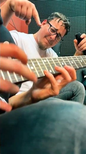 Kto powiedział, że wokalistka nie zagra? #muzyka #reels #rock #band #guitar