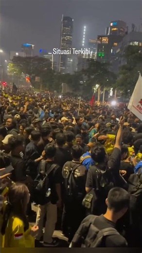 Massa Belum Bergeming! Bundaran HI Masih Dipenuhi Demonstran, Situasi Terus Berubah
