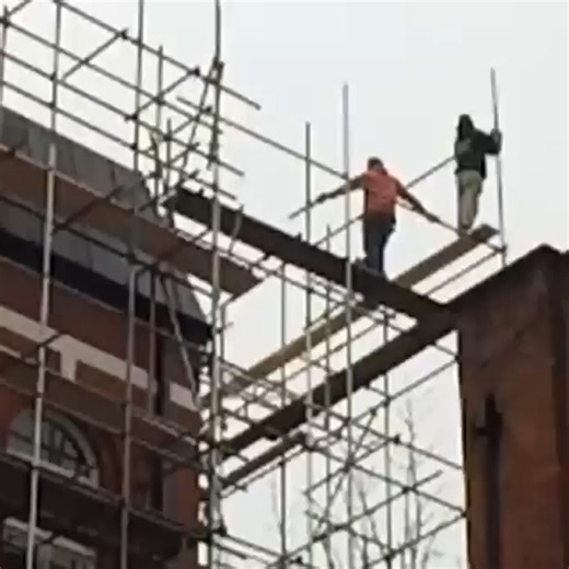 Eiman Fatima on Instagram: "🦺 𝐖𝐨𝐫𝐤 𝐚𝐭 𝐇𝐞𝐢𝐠𝐡𝐭 𝐑𝐢𝐬𝐤𝐬: 𝐒𝐜𝐚𝐟𝐟𝐨𝐥𝐝𝐢𝐧𝐠 𝐒𝐚𝐟𝐞𝐭𝐲 𝐌𝐚𝐭𝐭𝐞𝐫𝐬 ⚠️ Missing guardrails and toe boards can be life-threatening 🔩 Loose fittings and poor anchoring can lead to structural collapse 🚫 Climbing outside approved access points increases fall hazards 🪜 Incorrect or absent fall protection puts workers at serious risk 🔍 Lack of pre-use inspection is a major contributor to incidents 📋 Untrained or uncertified scaffolders add avoid