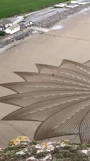 33K views · 10K reactions | Whoa!  Not only is this visually impressive but imagine how many hours this guy spent creating this ephemeral piece of nature art?! ⠀⠀⠀ "Art is a man's nature; nature is God's art" ~ Philip James Bailey ✺"Land Art" by Simon Beck (@simonbeck_snowart) ♻️@geometriasagrada | OmniGeometry | Facebook