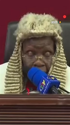 Le Conseil constitutionnel du Cameroun a officiellement proclamé Paul Biya vainqueur de la présidentielle 2025 avec 53,66 % des voix. Son principal adversaire, Issa Tchiroma Bakary, arrive en seconde position avec 35,19 %, selon les résultats rendus publics ce lundi à Yaoundé. Cette proclamation met fin à plusieurs jours de tension et de manifestations à travers le pays, notamment dans les bastions de l’opposition. Source : CRTV, Reuters, Brut Afrique. #Cameroun #PaulBiya #IssaTchiroma #Présiden