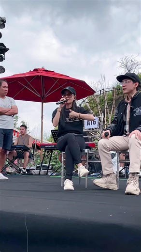 Cẩm Ly bất ngờ với ban nhạc trên Sân khấu