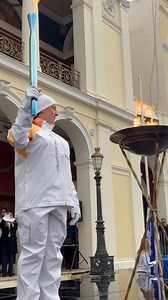 Η πρωταθλήτρια κόσμου με την εθνική ομάδα γυναικών υδατοσφαίρισης, Ντένια Κουρέτα, ανάβει το βωμό στην πλατεία Βασιλέως Γεωργίου στην Πάτρα. | Hellenic Olympic Committee