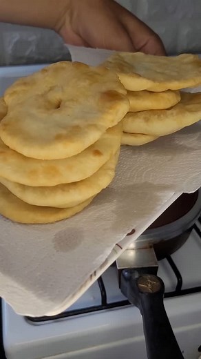 TORTAS FRITAS Con solo unos pocos ingredientes simples y un poco de amor, podemos crear estas DELICIOSAS TORTAS. Así que prepará los siguientes ingredientes y manos a la obra. 1 taza de harina 0000 1 taza de harina leudante Sal Agua tibia cantidad necesaria para formar una masa homogenia 🤫El gran secreto para una espectacular torta frita es mezclar ambas harinas con las mismas proporciones y dejar descansar la masa al menos 15 minutos🤫 No se lo cuentes a nadie 🤐🤣 #tortaFritas #recetas #torta