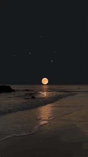 Nature Cozy Vibe on Instagram: "Witness the breathtaking beauty of a magnificent full moon rising over the tranquil ocean. 🌕🌊 The golden moonlight paints a shimmering path across the gentle waves, illuminating the night with a magical, serene glow. ✨ Let this peaceful moment transport you to a world of calm and wonder. Perfect for unwinding and finding your inner peace. 😌 Moon Moonlight NightSky OceanView BeachNights NaturePhotography Serenity PeacefulVibes LunarMagic Bre