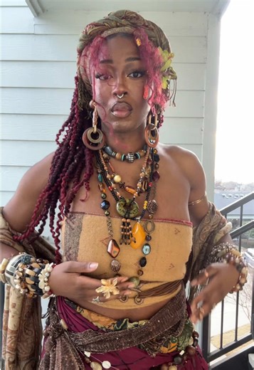 The sun wasn’t sunning here but whatever #afrocentric #earthyblackgirl #bohemian #earthyoutfitsideas #fashioninspo