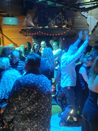 Kochani! 💃🕺 Ledwo ochłonęliśmy po naszej ostatkowo-walentynkowej petardzie… Serio, parkiet w Kapitan Cook jeszcze dochodzi do siebie po tych tańcach! 🔥❤️ A my nie zwalniamy tempa, bo zbliża się kolejny weekend! Jeśli potrzebujesz: ✔ odstresować się po całym tygodniu, ✔ zjeść coś naprawdę pysznego, ✔ wypić świetne drinki, ✔ i potańczyć do najlepszej muzyki to już wiesz, gdzie być 😎 Bawimy się w każdy piątek i sobotę od godziny 21:00 — startujemy punktualnie, kończymy… no cóż, jak nogi odmówią