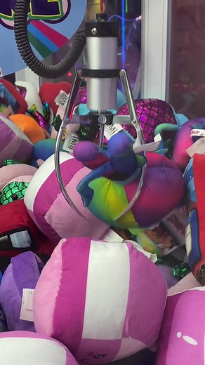 These things are rigged 😒 #clawmachine #fail #fyp