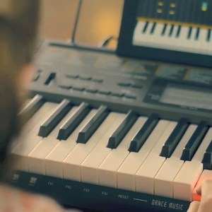 Comece com Casio! O modelo LK-265 foi feito para você que está começando, e nela você encontra a função Chordana Play, além de teclas iluminadas, que ajudam e facilitam seu aprendizado. #WeGoBeyondSound | Casio Teclados | Facebook