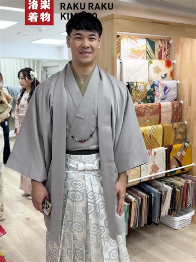 👘グレー×ブルーの男子常服＋袴コーデ登場💙 十字柄でさりげなくおしゃれ、角帯でスッキリ仕上げ✨ 卒業式や茶会、イベント、日常のおでかけにもピッタリ📸 落ち着いた色合いで大人っぽく、でも写真映えもバッチリです☺️ #日本の美 #和の美 #着物好きな人と繋がりたい #京都着物 #和装ファッション #japanesestyle #洛楽着物RAKURAKUKIMONO #京都着物レンタル #tiktokjapan #京都和服体验 #japanesefashion #kyotokimonorental #着物着付け体験 #洛乐着物 #京都和服體驗 #kimono #男子袴 #袴