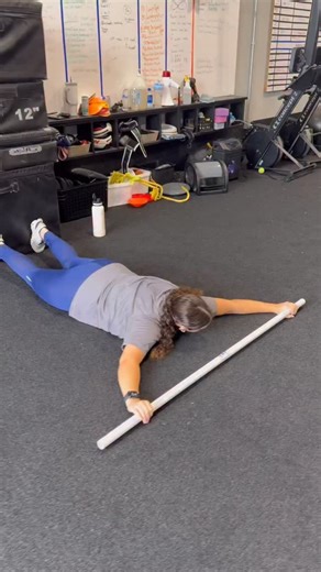 What you’re seeing here isn’t just warming up this is mobility training done with purpose. Softball is explosive, rotational, and repetitive. If an athlete can’t access range of motion, they can’t: • Produce power efficiently • Decelerate safely • Transfer force through the hips and core That means the stress gets dumped into the lower back, shoulders, elbows, and knees. Mobility allows athletes to: ✔ Get into better positions ✔ Move faster without compensation ✔ Stay healthy through long season