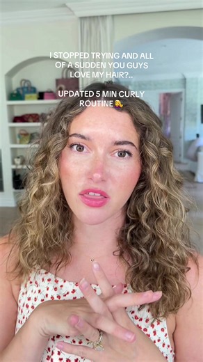 I guess 5 min mom hair is the new thing around here #curlyhair #curlyroutine