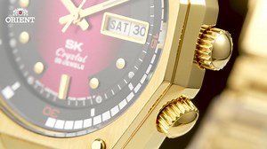 ORIENT SK VIETNAM SPECIAL EDITION GOLD - TỰ HÀO SAO VÀNG VIỆT NAM Xem chi tiết và đặt hàng Orient SK Vietnam Special Edition tại: https://tinyurl.com/3knnpswp Màu đỏ tượng trưng cho cách mạng. Màu vàng tượng trưng cho dân tộc Việt Nam. Ngôi sao năm cánh là sự gợi nhớ về năm tầng lớp trong xã hội: sỹ, nông, công, thương, binh. Đó là ý nghĩa của quốc kỳ Việt Nam. Lá cờ đỏ sao vàng là biểu tượng, là niềm tự hào của mỗi người Việt. Và hình tượng ấy giờ đây hiện lên đầy kiêu hãnh trên mẫu đồng hồ Ori