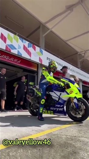 Valentino Rossi and his Yamaha YZF-R1 GYTR. Private Test at the Mandalika Circuit🇮🇩#valentinorossi