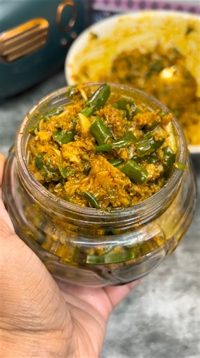 18M views · 121K reactions | लहसुन हरी मिर्च की रेसिपी - दो रोटी ज्यादा खा जाओगे इतना स्वादिष्ट बनेगी  | Cooking With Reshu | Facebook