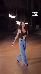 Marion Cotillard retrouve Carole Bouquet au défilé Chanel pendant la Fashion Week de Paris.