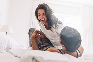 Chatouilleuse ? 5 astuces pour contrôler votre trop grande sensibilité au lit