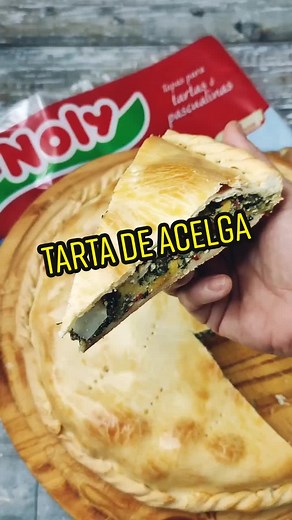 tarta de acelga 1 morrón,1 cebolla grande,2 cabezas de ajo,2 paquetes de acelga hervida,sal y condimentos a gusto,200gr de ricota magra,1 huevo batido, Muzzarella rallada (le puse a ojo) 2 huevos duros, tapa de tarta criolla que use la de @nolyalimentos pintar con huevo,pinchar y cocinar a temperatura media 180° de 15 a 20 minutos #saborestiktok #receta #tartadeacelga #recetasfaciles