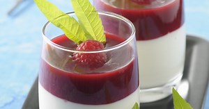Panna cotta à la verveine, coulis de fruits rouges