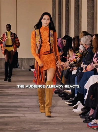 Before She Finishes, The Crowd Reacts | Vittoria at Etro FW22 #vittoriaceretti #etro #fw22