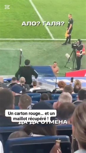 Quelle scène drôle en Russie ? L'arbitre lui donne un carton rouge, en sortant du terrain, il offre son maillot à un supporter. Après la vérification du VAR l'arbitre a annulé le rouge et le gars est revenu récupérer son maillot pour reprendre le jeu. #BN: il a marqué un but et après le match, il a encore donné le maillot au supporter. #followersreelsfypシ゚viralシfypシ゚viralシalシ | Thierno Le Tmc | Facebook