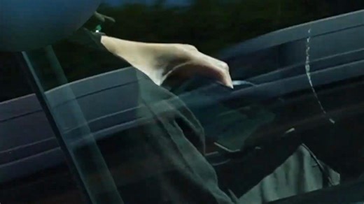 Video captures driver using phone on lap on M25