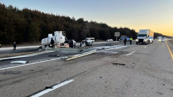 Several injured after 2 crashes involving nearly a dozen vehicles on I-81 South
