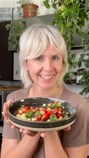 Insalata di pomodori su hummus cremoso