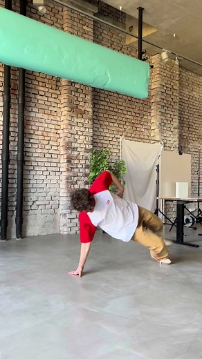 Man got moves! 🔥 #kellys #soletti #bringKnisterninsLeben #solettiimmerdabei #breakdance