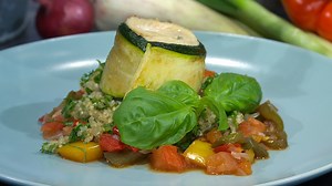 Wir in Bayern | Rezept: Forelle im Zucchinimantel mit Kräuter-Quinoa und Paprikagemüse