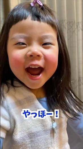 [2-year-old Shi-chan] Her first time wearing makeup💄 Her face is a total disaster…🤣 | That's Shi-...