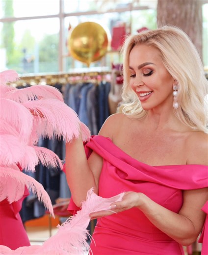 Pretty in pink and owning every inch of it! Mrs Austria Globe is serving royal vibes straight from her very own “Magic Pearl” boutique in Salzburg — where fashion, femininity, and fierce queen energy come together! Because when you’re a boss in heels and a crown, your shop isn’t just a store… it’s a kingdom. 👑💖✨ #MrsAustriaGlobe #Salzburg #Austria #MagicPearlBoutique #QueenInBusiness #SalzburgStyle #BossQueenVibes #CrownAndConfidence #PrettyInPink #AustrianElegance