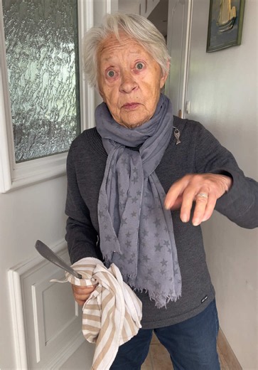 Mamie a mal dormi : réaction drôle et mignonne