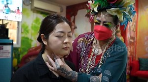 Eccentric Thai woman gives 'face slapping therapy' sessions