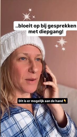 Chantalle Kamycki on Instagram: "Voor sommige mensen is smalltalk niet gewoon “oppervlakkig”, maar lichamelijk uitputtend of ongemakkelijk. Mensen met jeugdtrauma hebben hier vaak meer last van. En dat is niet gek want: • Een getraumatiseerd zenuwstelsel is continu bezig met veiligheid • Oprechtheid = veiligheid • Oppervlakkige praat voelt onbewust als maskers of rolgedrag • Het lichaam herkent geen “neutrale” sociale situaties • Woorden zijn luchtig, maar het lichaam voelt spanning en creeert d