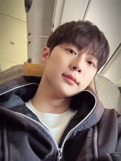 Bae In-hyuk ( tiếng Hàn : 배인혁 ; sinh ngày 4 tháng 4 năm 1998) là một diễn viên người Hàn Quốc. Anh được biết đến với vai diễn trong các bộ phim truyền hình như My Roommate Is a Gumiho (2021), At a Distance, Spring Is Green (2021), Cheer Up (2022), The Story of Park's Marriage Contract (2023–2024) và Our Universe (2025). #baeinhyuk #viral #foryou #tiktok #fyp