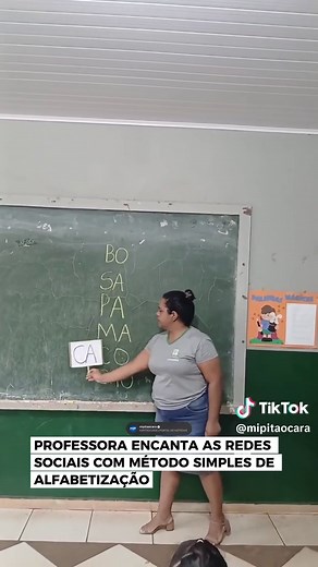 PROFESSORA ENCANTA AS REDES SOCIAIS COM MÉTODO SIMPLES DE ALFABETIZAÇÃO Um vídeo que vem repercutindo nas redes sociais mostra uma professora ensinando alfabetização de forma simples, criativa e eficiente. Utilizando pequenas plaquinhas com sílabas como “CA”, “BO”, “SA”, “PA”, “MA”, “CO” e “CHO”, ela ajuda as crianças a formarem palavras e desenvolverem a leitura de maneira didática e participativa. A simplicidade do método chamou a atenção de milhares de pessoas, que destacaram não apenas a téc