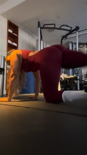 Angela Renee Simmons on Instagram: "Christmas Eve Quick Workout ✅🎄♥️"