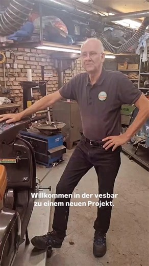 ⚡️ Neues Projekt in der Vesbar ⚡️ Eine PK 50 XL Automatica mit kapitalem Motorschaden – normalerweise das Ende, denn Ersatzteile gibt es kaum noch. ❌ Doch statt Verschrotten kam die Idee: Umbau auf Elektro! 🔋 👉 Rausnehmbarer Akku (ca. 50 km Reichweite) 👉 Starke Beschleunigung – an der Ampel immer Erster 👉 Original-Tacho mit Batterieanzeige 👉 TÜV-geprüft ✅ Umgesetzt in Kooperation mit @_prosimo_ . 🙌 #vespa #pk50xl #vespaautomatica #vespaumbau #vespaelektro #vespalovers #scooterlife #vespaco