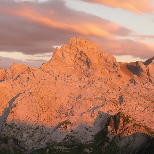 [ Magique ] ✔️ 📍 La Pointe Percée, point culminant de la chaîne des Aravis ⛰ & ses alentours, depuis la pointe de Tardevant & la pointe d'Almet 🥰 ✔️ Timelapse version longue 👉 https://youtu.be/ESjekPXIYHI ✔️ La Pointe Percée 👉 http://bit.ly/SMB_Pointe_Percee 📹 Jean-Côme Bouden Savoie Mont Blanc | Auvergne-Rhône-Alpes Tourisme