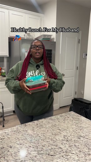 Everything Trendy Biz on Instagram: "Spring Mix Salad | Chicken-Ribs | Fruit #lunchformyhusband #packlunch"