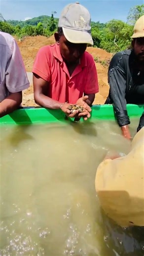 Inside a Ceylon Gem Mine 💎 | Watching Miners Hunt for Rare Sapphires & Rubies 🇱🇰 #shorts