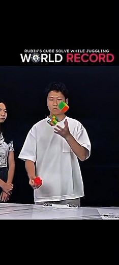 Rubikscube solved while juggling☠️😱 #shorts #shortsindia #rubikscube