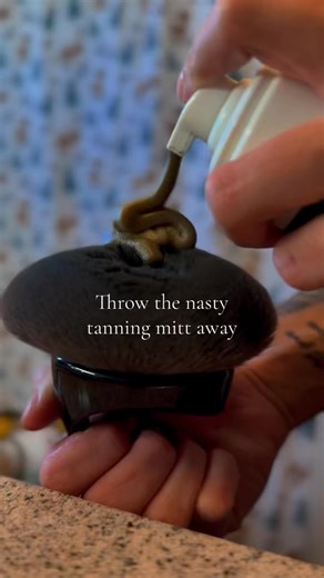 PS BEAUTY LOUNGE/ FOND DU LAC SPRAY TANS on Instagram: "Get rid of her. She’s old news. Try our full body tanning brush and fall in love with self tanning all over again 🖤 https://ps-beauty-lounge.myshopify.com/collections/all"