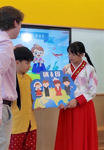 SẮP TỚI HÈ RỒI NÀ! Mom nào còn đang đau đầu chưa biết cho con làm gì thì tham khảo KHÓA HÈ ANH NGỮ ILA SUMMER 2026 liền nhaa Ai xem video này của toai, khi ghi danh là được học bổng đến 30% với quà hơi bị xịn đó. Thông tin tui để ở bio. Số lượng có hạn, mấy mom nhanh tay nhennn! #ILAVietnam #ILASummer2026 #AnhVanHe #TiengAnhChoTreEm #LearningEnglish