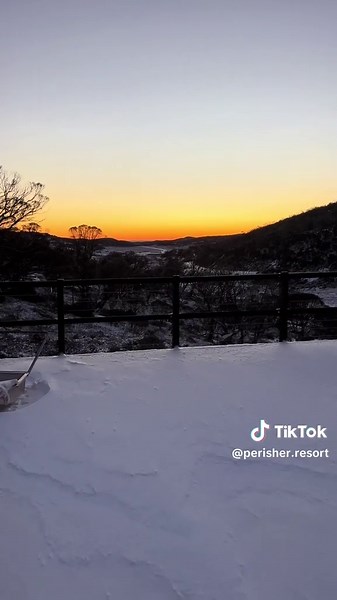 good morning perisher 🫶🏼 another 8cm overnight #skitok #australia #snowing #snowfall #fyp #skiresort #snowboarding #skiing #boardtok