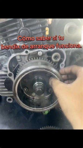 Diagnóstico profesional del sistema de arranque. En este video puedes ver la prueba mecánica clave para cualquier mecánico: el funcionamiento del bendix y su acople con el piñón loco. La regla es clara: el bendix debe girar libremente hacia la derecha y bloquearse por completo hacia la izquierda para arrastrar el cigüeñal. Si falla en este sentido de giro, la moto no encenderá aunque el motor de arranque funcione. Si quieres aprender a realizar estos diagnósticos y dominar la mecánica de motos d