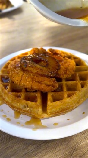 Sweet meets savory 🍗🧇 Our Chicken & Waffles get a tropical twist with golden fried chicken, caramelized pineapple, and syrup that’s pure island sunshine 🌺🍍 Perfect balance in every bite. #EggsnThings #HawaiiEats #ChickenAndWaffles #BrunchGoals #LocalFavorites | Eggs 'n Things
